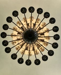 Photo Simple black metal chandelier suitable for restaurant