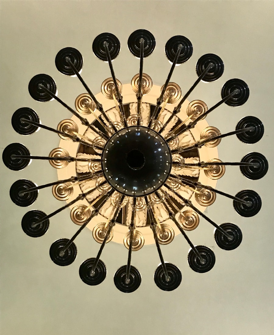 Photo Simple black metal chandelier suitable for restaurant